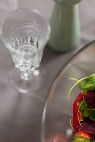 Vista vertical da taça de champanhe de cristal na mesa de jantar — Fotografia de Stock