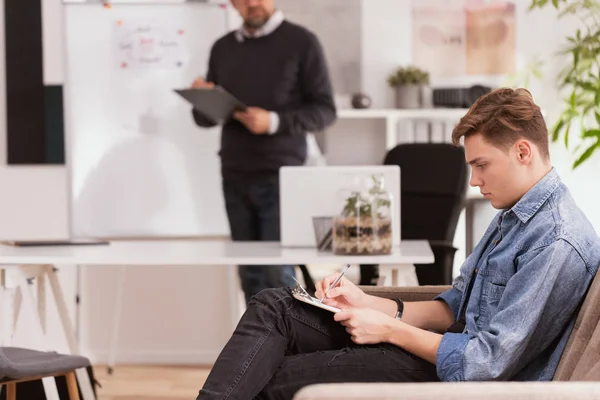 Professionele psycholoog en tiener uitleggen van zijn problemen tijdens de therapie — Stockfoto