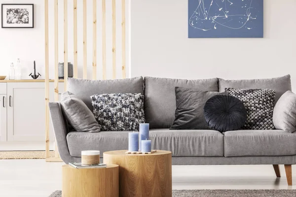 Kussens op grijze comfortabele bank in een stijlvolle woonkamer interieur — Stockfoto