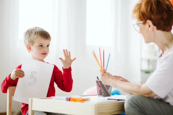 Băiatul în pulover roșu învață să conteze în timpul activităților extra-curriculare — Fotografie, imagine de stoc