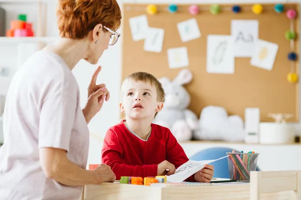 Lindo niño con problemas durante la reunión con el terapeuta — Foto de Stock