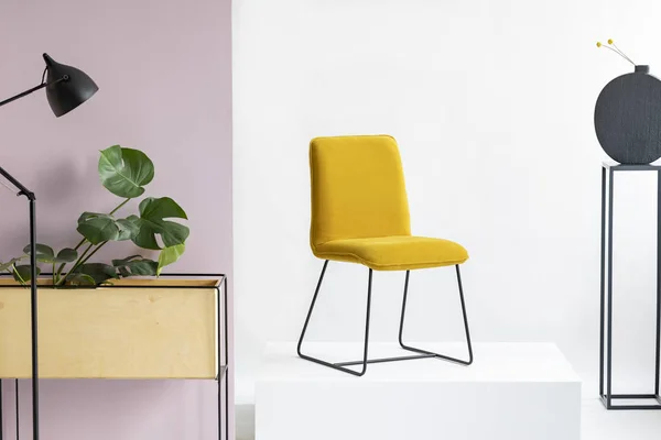 Chaise tendance en velours jaune à l'intérieur blanc et rose pastel — Photo