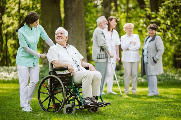 Группа пациентов и медсестер в доме престарелых — стоковое фото