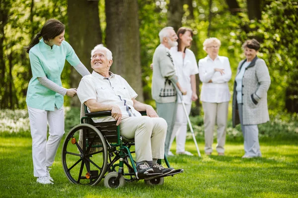 Groupe de patients et d'infirmières en maison de retraite — Photo