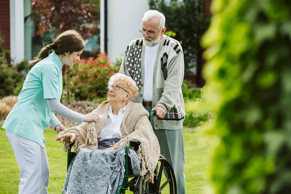 Linda pareja en el jardín del hogar de ancianos —  Fotos de Stock