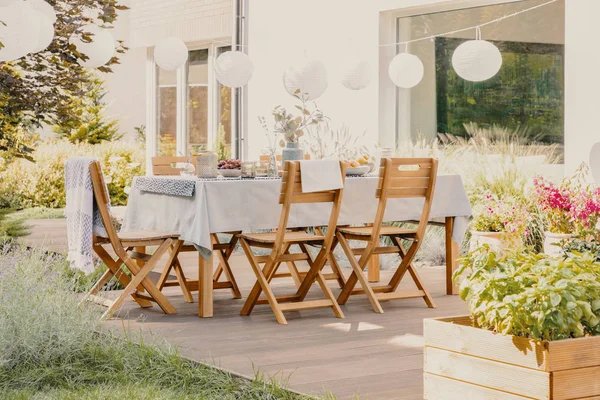 Esszimmer im Freien mit Gartenmöbeln aus Holz mit Tisch und Stühlen — Stockfoto