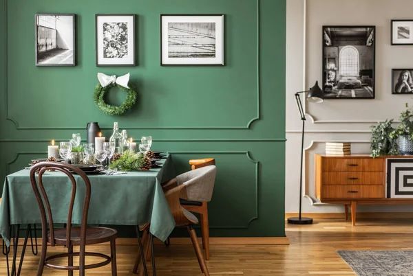 开放式的客厅和餐厅内部, 桌子上有椅子和翡翠绿色扶手椅 — 图库照片