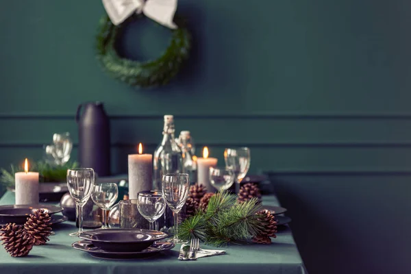 Elegante eettafel met wijnglazen, borden en kaarsen voor het kerstdiner — Stockfoto