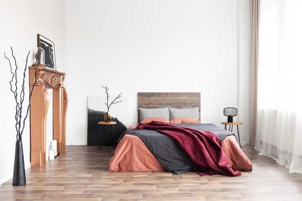 Natuurlijke inrichting in een lichte, minimalistische slaapkamer vol daglicht — Stockfoto