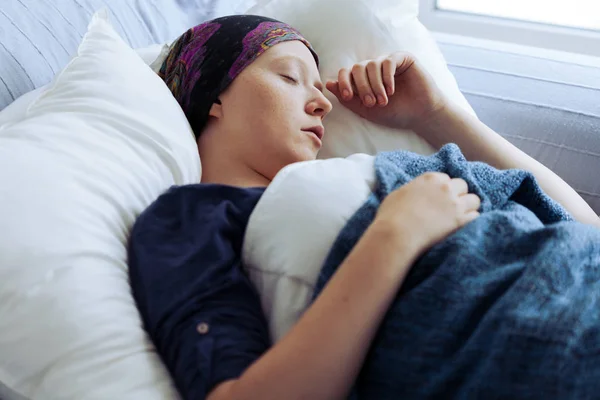 Cáncer triste chica que sufre tumbado solo en la cama del hospital —  Fotos de Stock
