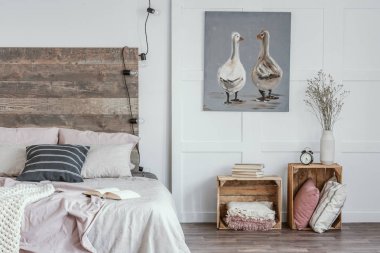 Pastel pembe ve bej yatak üzerinde siyah ve beyaz yastık