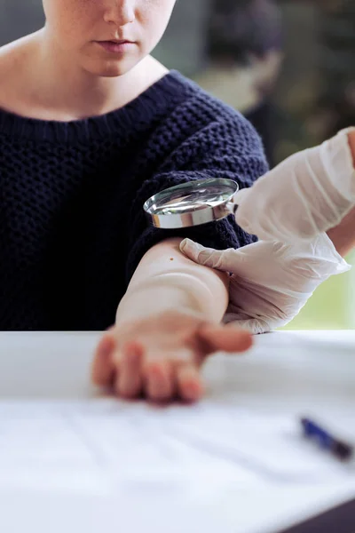 Doctor examining cancer suffering patient in medical center — Stock Photo, Image