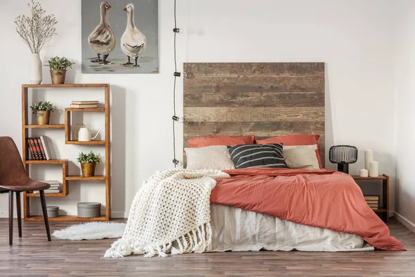 Beautiful bedroom interior with king size bed wooden headboard — Stock Photo, Image