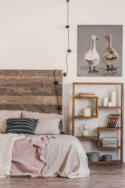 Schattige poster met twee eenden op witte muur van smaakvolle slaapkamer interieur met bed met pastel roze beddengoed — Stockfoto