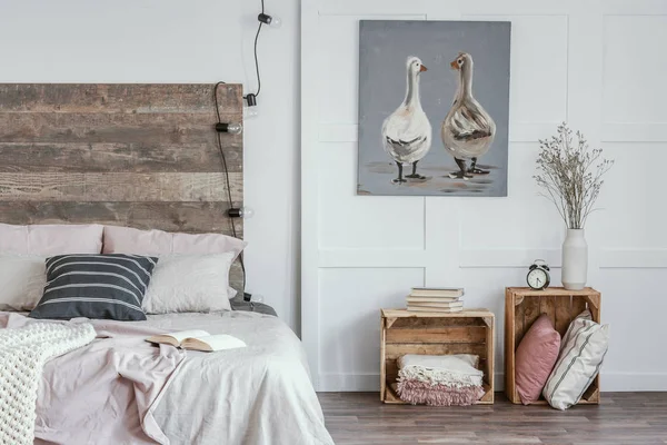 Svart och vit kudde på pastellrosa och beige sängkläder — Stockfoto
