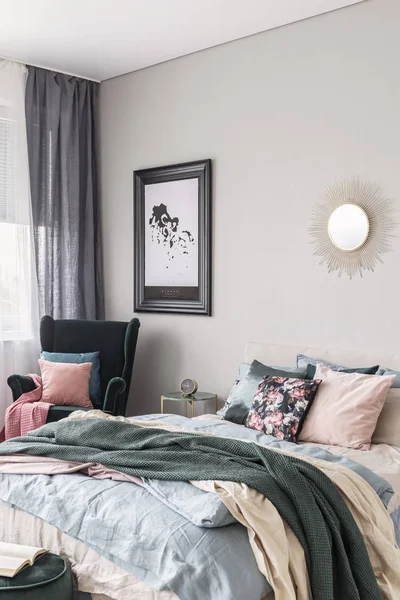 Sonnenform wie Spiegel und Landkarte in schwarzem Rahmen an grauer Wand des modischen Schlafzimmers mit King-Size-Bett mit gemütlicher Bettwäsche — Stockfoto