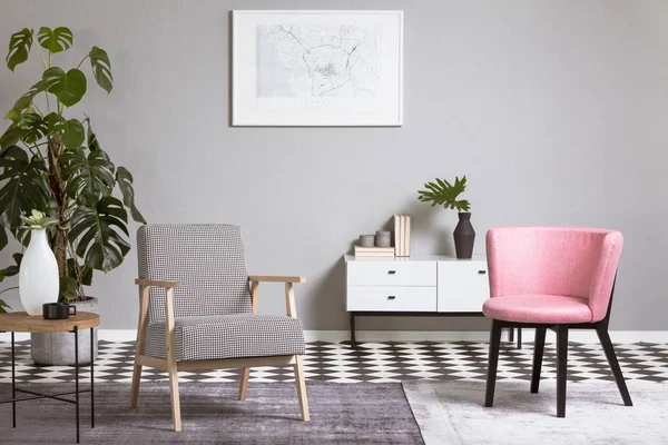 Pastellrosa stol i beige och grått vardags rum interiör — Stockfoto