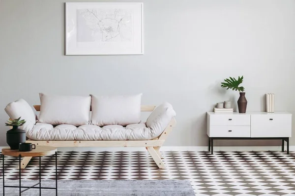 Futón escandinavo en el interior de la sala de estar beige con suelo blanco y negro — Foto de Stock