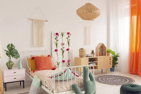 Плетеная люстра под потолком женской спальни с этно-дизайном — стоковое фото