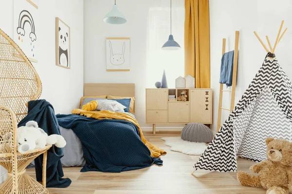 Cómoda de madera con estilo en el interior del dormitorio luminoso con cartel en la pared —  Fotos de Stock