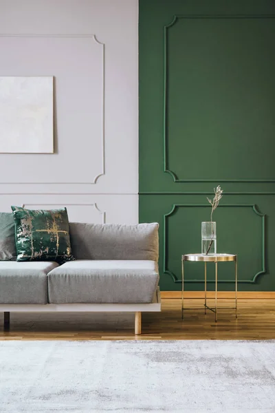 Gri uzun kanepe ile çağdaş oturma odası iç kalıpları ile gri duvara soyut yağlıboya — Stok fotoğraf