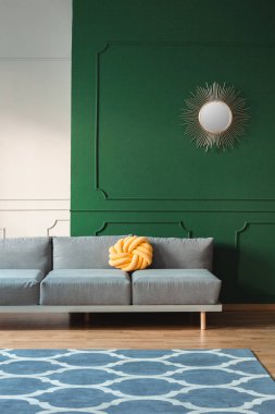 Sarı düğümlü yastık Gri ve yeşil oturma odasında uzun gri koltukta