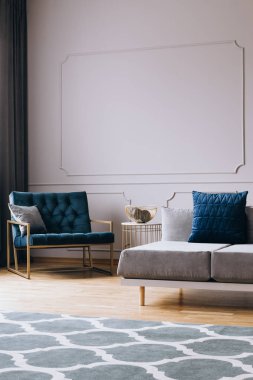 Şık oturma odası iç trendy daire benzin mavi kadife koltuk