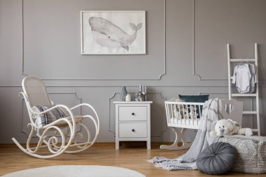 Tenement evde modern gri bebek kreş tasarımı, boş duvarda kopya alanı ve poster
