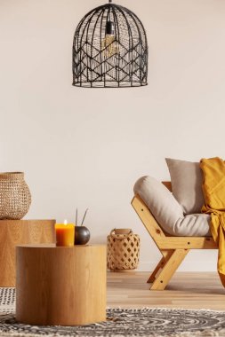 Şık oturma odası iç İskandinav futon yanında iki ahşap sehpa