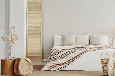 Doğal yatak odası deign, boş duvarda kopya alanı