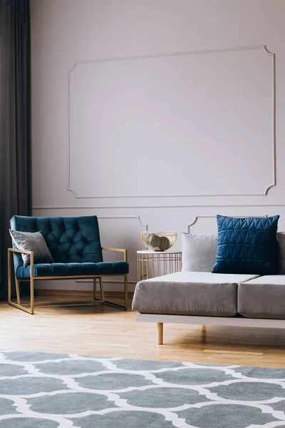 Sillón de terciopelo azul gasolina en el elegante interior de la sala de estar en apartamento de moda — Foto de Stock