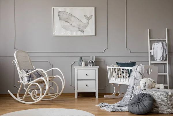 Moderno diseño de vivero de bebé gris en casa de alquiler, espacio para copiar y póster en pared vacía — Foto de Stock