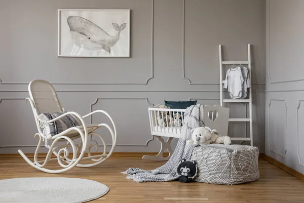 Grauwal auf Poster im stilvollen Babyzimmer-Interieur mit weißem Holzschaukelstuhl und Kinderbett, Kopierraum an leerer Wand — Stockfoto