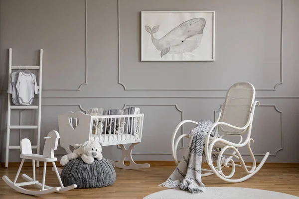 Grey Whale på affisch i Classy baby room interiör med vit trä gungstol, gungande häst, spjälsäng och skandinavisk stege, kopiera utrymme på tom vägg — Stockfoto