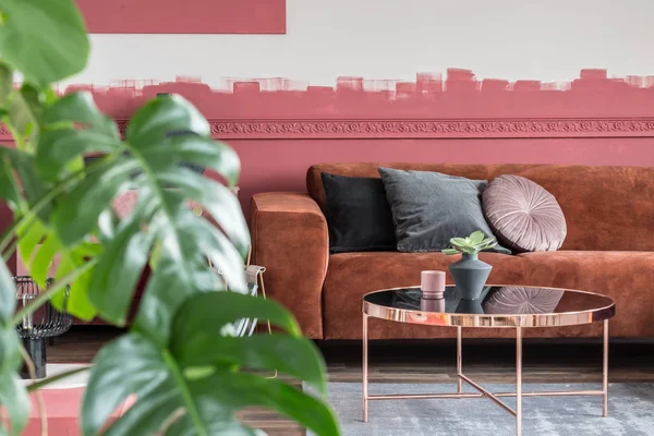 Elegante sala de estar interior com sofá marrom e parede ombre branco e vermelho — Fotografia de Stock