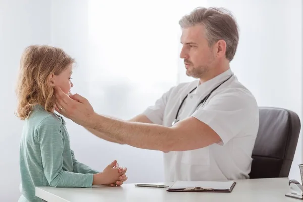 Niño enfermo con síntomas de neumonía y médico profesional en el hospital —  Fotos de Stock