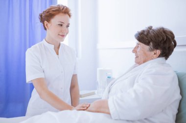 Genç güzel kadın doktor ve hastanede kıdemli hasta