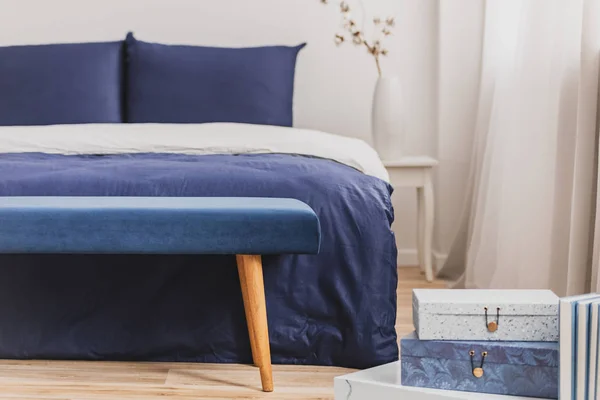 Simple intérieur bleu marine et blanc chambre à coucher avec lit confortable avec oreillers et couette — Photo