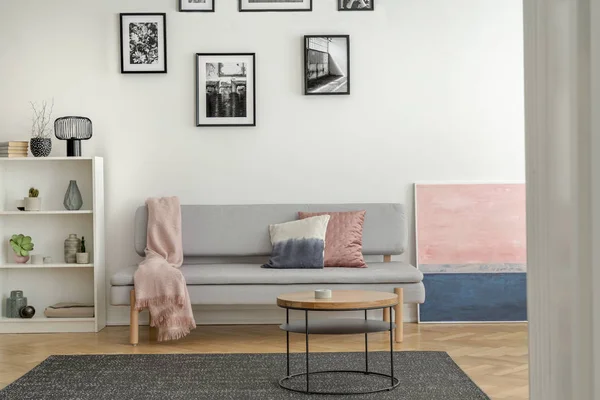 Interior da sala de estar na moda na antiga casa de arrendamento — Fotografia de Stock