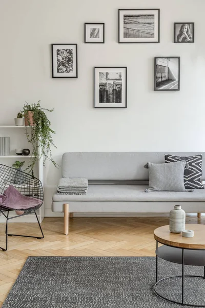 Μωβ μαξιλάρι σε κομψή μεταλλική καρέκλα στο μοντέρνο σαλόνι εσωτερικό με σκανδιναβικό σχεδιασμό — Φωτογραφία Αρχείου