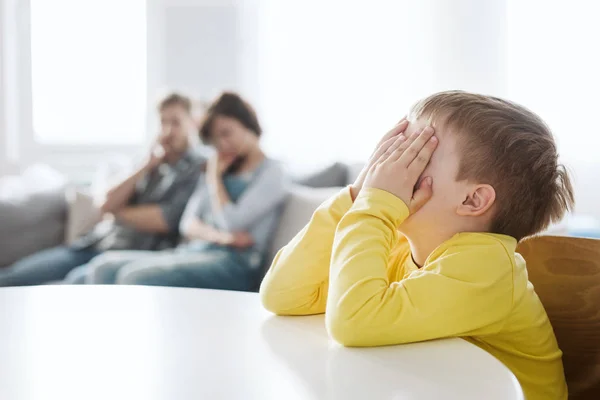 Padres indefensos y su mal comportamiento hijo en casa —  Fotos de Stock