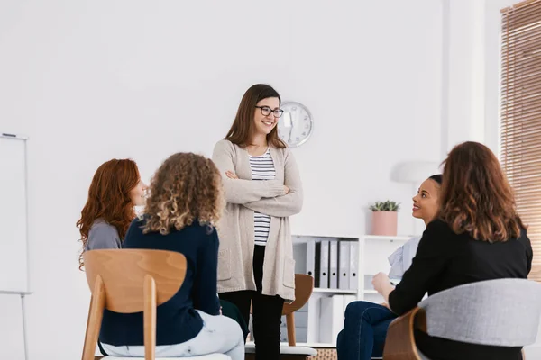 První setkání ženských záležitostí je podpora skupinové schůze, koncepce skupinové terapie — Stock fotografie