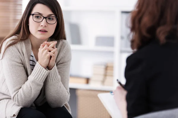 Chica triste con psicoterapeuta. Concepto de grupo de apoyo a las mujeres — Foto de Stock