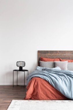 Doğal yatak örtüleri ile ahşap yatak ile minimal rahat iç