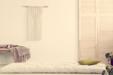 İskandinav yatak odası iç boş beyaz duvar el yapımı makrome