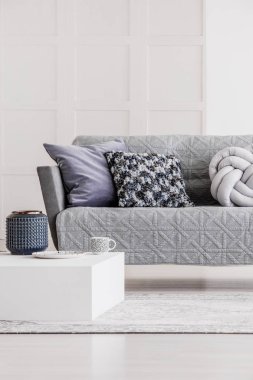 Şık oturma odası iç gri rahat kanepede yastıklar