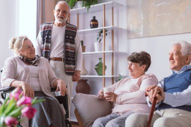 Üst düzey arkadaşlar emeklilik evinde birlikte vakit geçiriyor