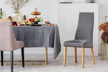 Gri masa örtüsü ile şık sandalye ve masa ile yemek odası tasarım fikri