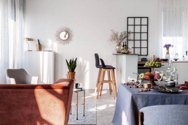 Beyaz mobilya ile açık plan mutfak ve yemek odası iç fikir