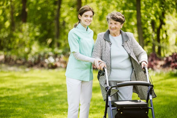 Young female trainee with patient in the nursing home — Stock Photo, Image